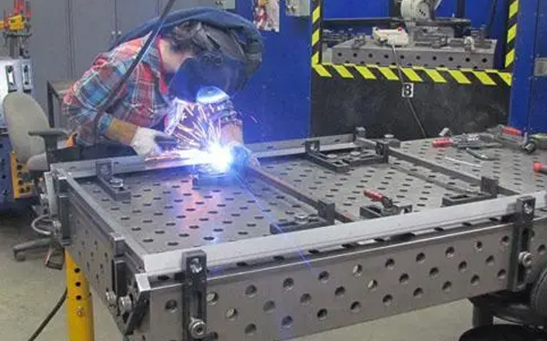 3D flexible welding table